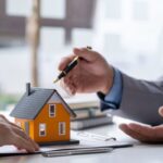 Real estate company to buy houses and land are delivering keys and houses to customers after agreeing to make a home purchase agreement and make a loan agreement. Discussion with a real estate lawyer