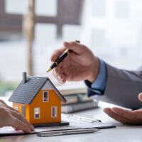 Real estate company to buy houses and land are delivering keys and houses to customers after agreeing to make a home purchase agreement and make a loan agreement. Discussion with a real estate lawyer